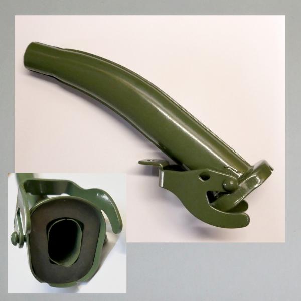 Ausgießer für Blechkanister mit Standard-Verschluss (5, 10 oder 20 Liter), wie sie seit den 30er Jahren hergestellt werden (olivgrün).